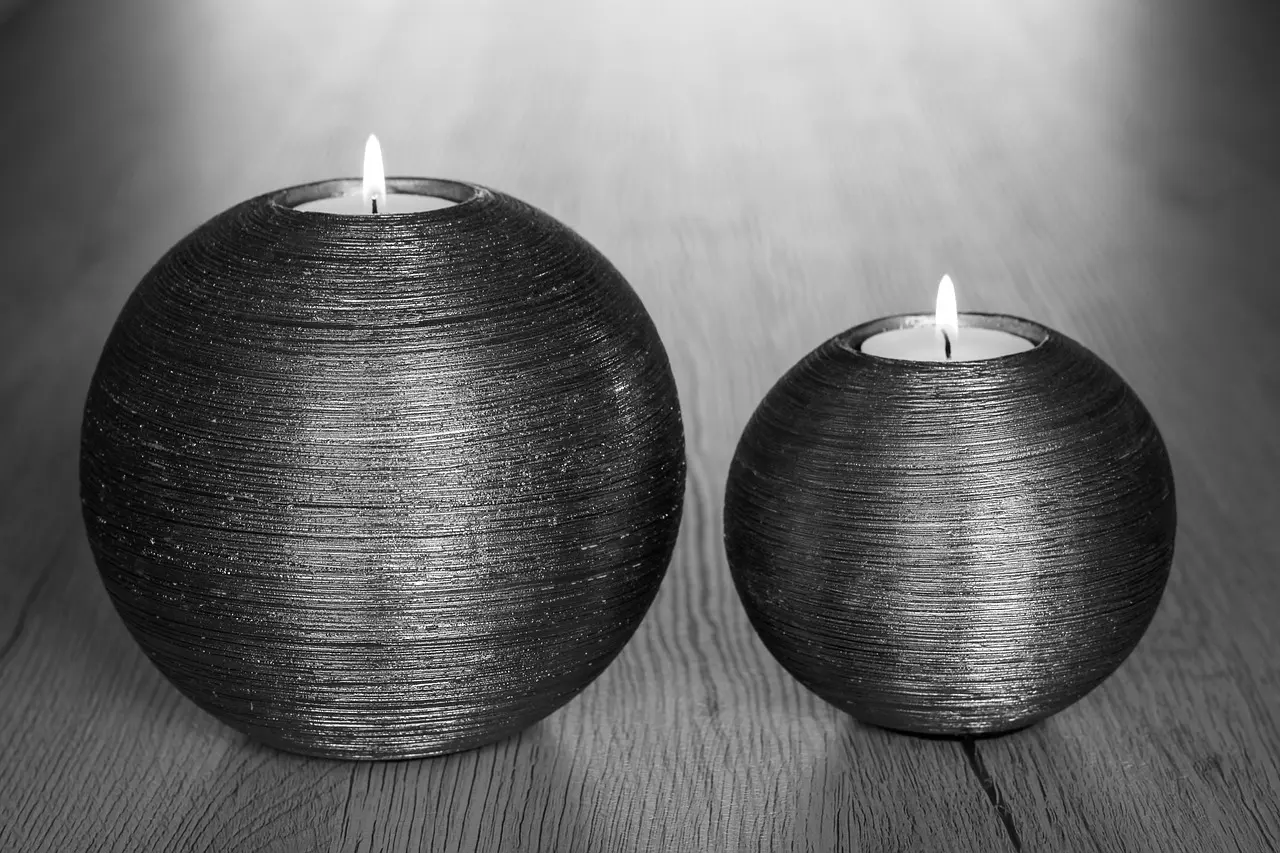 Hvad er forskellen på en fyrfadsstage og en almindelig stearinlysstage?