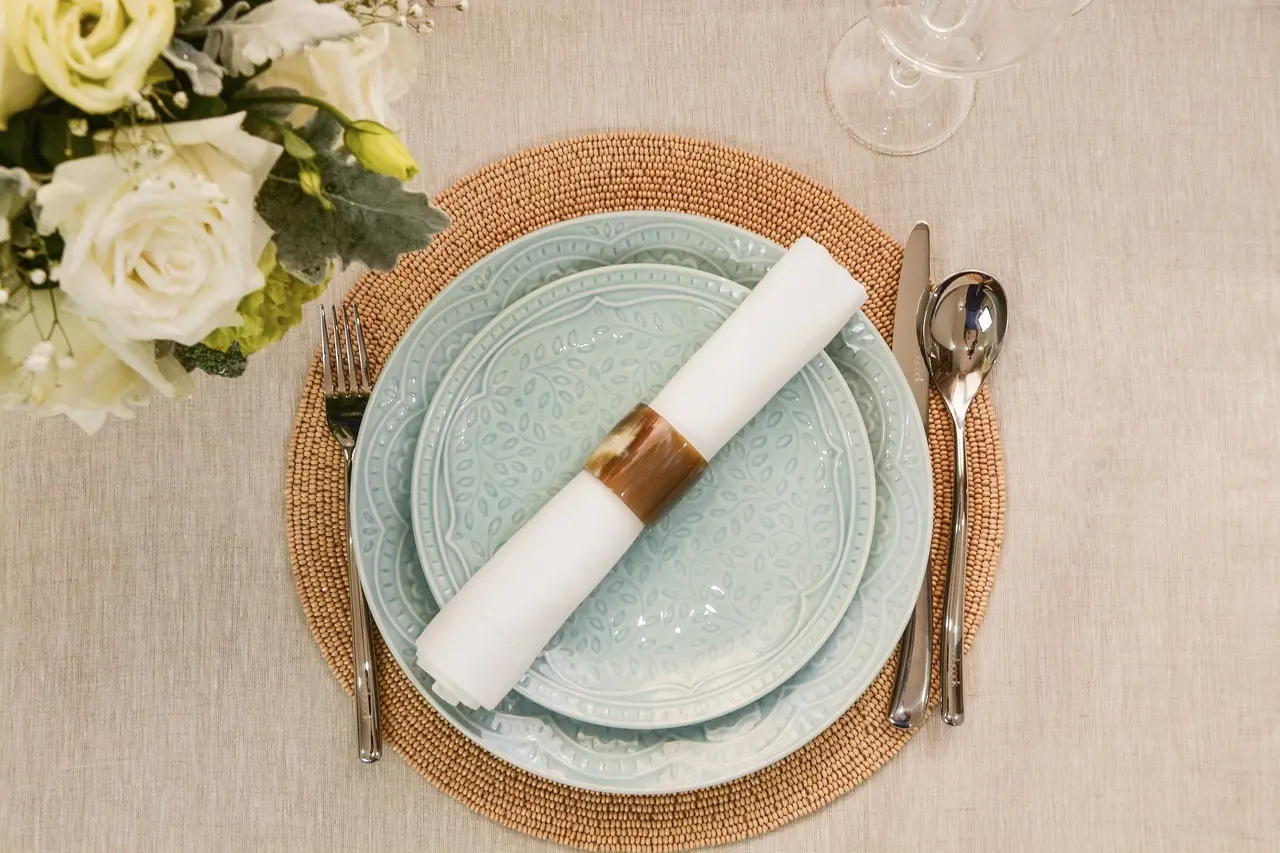 Sankthans-stemning i haven: Lanterner, borddækning og nem sommermad